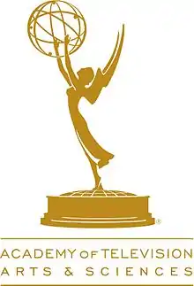 Logo de l'Academy of Television Arts and Sciences, représentant la silhouette dorée d'une jeune femme ailée qui s'élance vers le ciel en tenant en main une sphère armillaire stylisée.