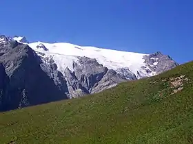 Le glacier de la Girose et à gauche le pic de la Grave vus depuis le plateau d'Emparis au nord.