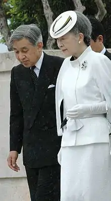 Le couple impérial marchant au soleil.