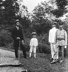 Les quatre fils de l'empereur Taishō en 1921 : Hirohito, Takahito, Nobuhito et Yasuhito.