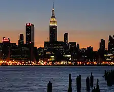 L'Empire State Building éclairé en jaune le premier jour du printemps et durant la semaine de Pâques.