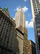 L'Empire State Building émerge au-dessus des autres bâtiments de Midtown.