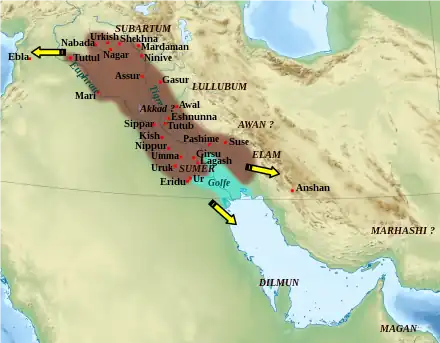 Étendue approximative de l'empire d'Akkad à son apogée v. 2250 av. J.-C., et direction des campagnes militaires extérieures.