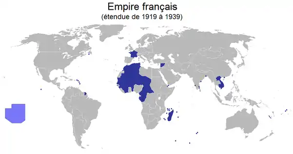 Carte du monde montrant les possessions françaises en bleu : une grande partie de l'Afrique de l'Ouest, Madagascar, Syrie, Indochine, nombreuses îles dans l'Océan indien et dans le Pacifique (Établissements français de l'Océanie), Nouvelle-Calédonie, Wallis-et-Futuna