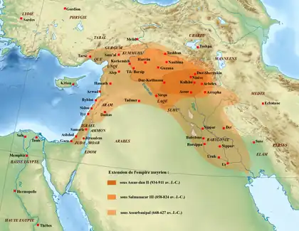 Cartes de localisation de Kalkhu/Nimroud et des principaux sites assyriens (haut) et des différentes phases d'expansion de l'empire néo-assyrien (bas).