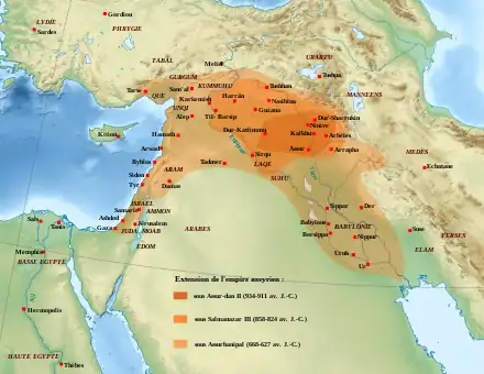 Carte représentant l'empire assyrien durant trois phases successives.