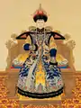 Portrait de la concubine impériale Xiao Sheng Xian (en), dynastie Qing, mère de Qianlong 1751, artiste de cour anonyme. Rouleau mural, encre et couleur sur soie. 230.5×141,3 cm. Musée du Palais, Pékin.