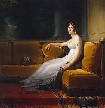 portrait de Joséphine en longue robe blanche, assise sur un fauteuil, le bras droit allongé sur l'accoudoir
