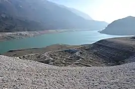 Le lac de Molveno lors de la vidange partielle en 2017.