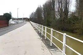 Piste cyclable au bord du canal des Trévois.