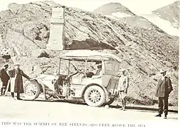 Une voiture au col en 1908.