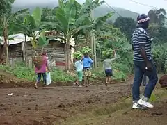 Habitants en route pour le marché