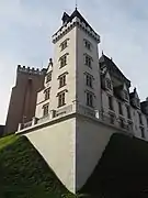 Photographie en couleurs d'une tour d'un château.