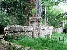 enceinte du domaine de Saint-Bonnet-le-Froid