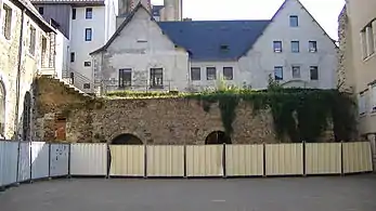 L'enceinte à l'intérieur de l'École Saint-Pierre