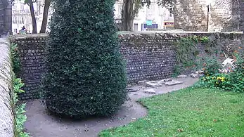 L'enceinte à côté de la Porte Saint-Pierre