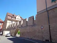 Réutilisation moderne du mur d'enceinte.