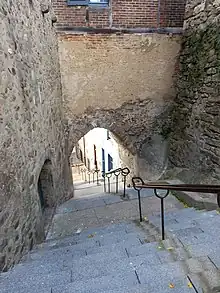 Vue d'un escalier très pentu avec une arche