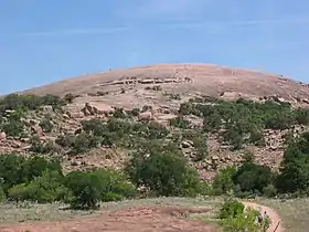 Vue d'Enchanted Rock depuis le sentier menant au sommet.