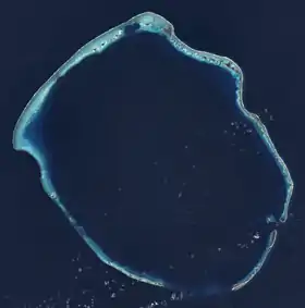 Image satellite Landsat 8 de l'atoll d'Enewetak. Le cratère formé par l'essai nucléaire Ivy Mike est visible près du cap nord de l'atoll, avec le cratère Castle Nectar, plus petit, qui lui est accolé.