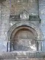 Enfeu roman du XIe siècle sur le mur sud de l'église Saint-Hilaire le Grand, Poitiers (Vienne).