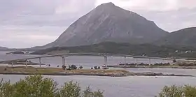 Høybrua medavec l'île d'Engeløya et la montagne Prestkona en fond.