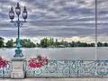 La balustrade de la jetée, et au fond, l'île des Cygnes (photo HDR).