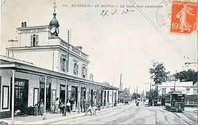 La gare d'Enghien-les-Bains, avec un tramway (ligne Montmorency - Enghien - Paris (Trinité) en stationnement.