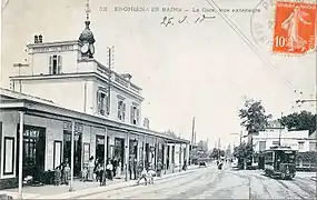 La gare d'Enghien-les-Bains, avec un tramway en stationnement.