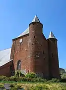 La haute nef fortifiée, surmontée d'une salle de refuge,  est flanquée de deux tours.