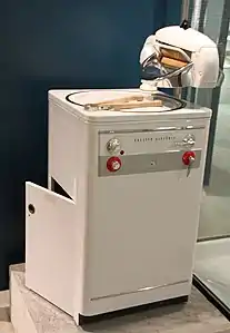 Machine à laver de 1964, produite par la société English Electric (UK). Folkemuseum, Oslo.