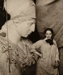 Enid Yandell posant devant sa sculpture de Pallas Athéna en 1896.