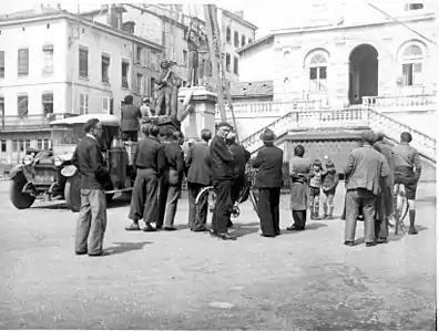 Enlèvement de la statue de Georges Simonet sous le régime de Vichy, place Denave à Tarare.