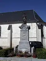 Monument aux morts et cadran solaire sur l'église.