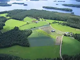 La baie Enolahti du lac Enonvesi derrière les champs.