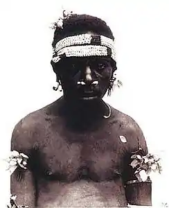 Homme de Nouvelle-Guinée portant deux bandeaux en 1896.