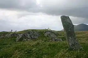 Paysage d'Ensay avec une pierre dressée.