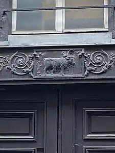 Enseigne de l’ancien restaurant Le Boeuf à la mode  sur le linteau de la porte du n°8, rue de Valois.