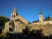 L'ensemble religieux composé de l'église paroissiale de l'Assomption, de la chapelle des pénitents et du cimetière.