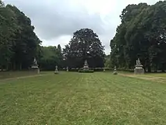 Arrière du château et ses statues.