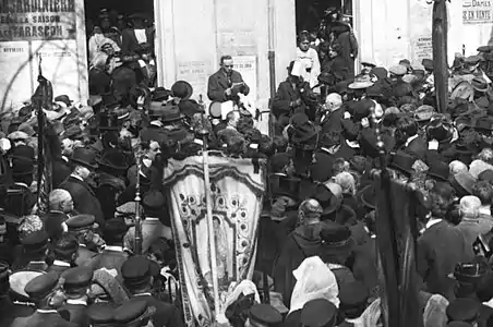 Discours de Valère Bernard durant les obsèques de Frédéric Mistral le 27 mars 1914, photographie de l'agence Rol, Paris, BnF.