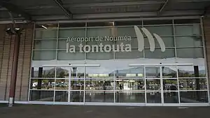 Vue de l'entrée principale de l'aéroport international de Nouméa - La Tontouta (2013)