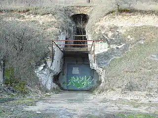 Porte d'accès à l'usine souterraine.