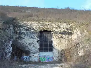 Porte d'accès à l'usine souterraine.