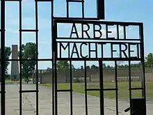 Entrée du camp de Sachsenhausen en 2010.