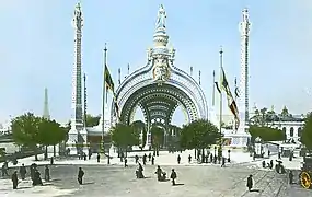 Ancienne carte postale colorisée représentant une arche imposante légèrement ogivale encadrée de deux colonnes