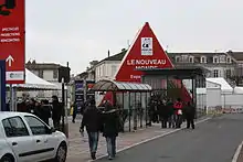 Personnes qui se rendent dans un bâtiment accueillant le festival d'Angoulême