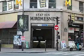 Une des entrées de la station, dans un immeuble situé à l'angle de la rue de Miromesnil et de la rue La Boétie, avec son totem atypique carré.