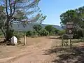 Piste DFCI de Catchéou à l'entrée de la réserve biologique dirigée de Catchéou en forêt domaniale de la Colle du Rouet (Provence).