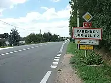 Entrée de Varennes-sur-Allier par la route nationale 7